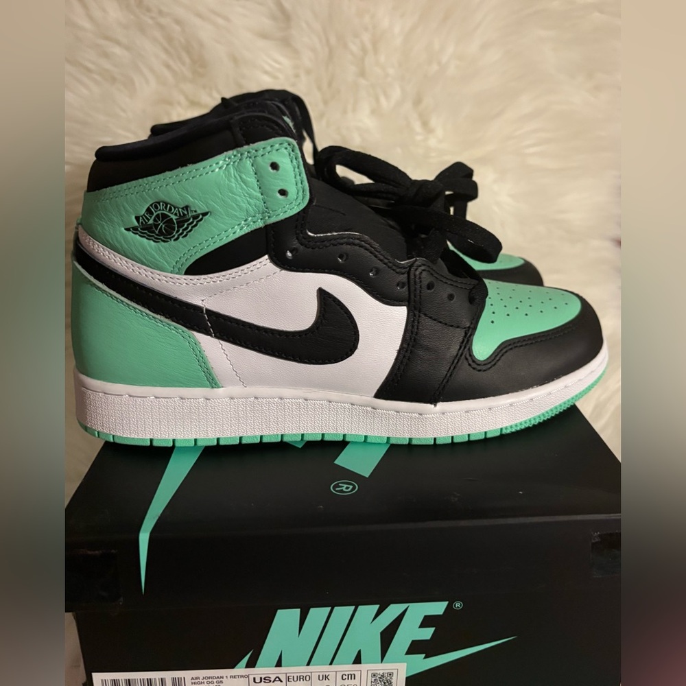 Air Jordan 1 Retro High OG sneakers in the "Green Glow"